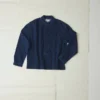 Denimhemd mit Grandad-Kragen und halber Knopfleiste Denimhemd mit Grandad-Kragen und halber Knopfleiste