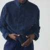 Denimhemd mit Grandad-Kragen und halber Knopfleiste Denimhemd mit Grandad-Kragen und halber Knopfleiste
