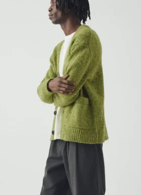 Donegal-Woll-Strickjacke mit V-Ausschnitt Donegal-Woll-Strickjacke mit V-Ausschnitt