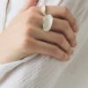 Emily Nixon Silber-Signetring mit Stein