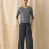 Gestreifte Leinen-Baumwoll-Hose mit ausgestellten Beinen Gestreifte Leinen-Baumwoll-Hose mit ausgestellten Beinen