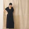 Gestricktes T-Shirt-Kleid aus Leinen und Baumwolle Gestricktes T-Shirt-Kleid aus Leinen und Baumwolle