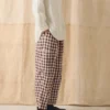 Gingham-Hose aus Leinen und Baumwolle mit aufgesetzten Taschen Gingham-Hose aus Leinen und Baumwolle mit aufgesetzten Taschen