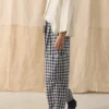 Gingham-Hose aus Leinen und Baumwolle mit aufgesetzten Taschen Gingham-Hose aus Leinen und Baumwolle mit aufgesetzten Taschen