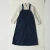 Jeans-Latz-Kleid mit aufgesetzten Taschen Jeans-Latz-Kleid mit aufgesetzten Taschen