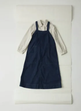 Jeans-Latz-Kleid mit aufgesetzten Taschen