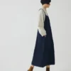 Jeans-Latz-Kleid mit aufgesetzten Taschen Jeans-Latz-Kleid mit aufgesetzten Taschen