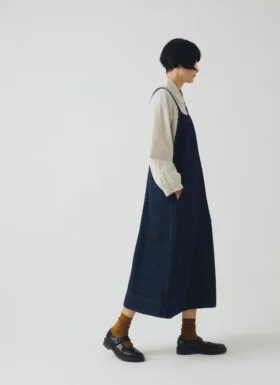 Jeans-Latz-Kleid mit aufgesetzten Taschen