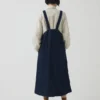Jeans-Latz-Kleid mit aufgesetzten Taschen Jeans-Latz-Kleid mit aufgesetzten Taschen