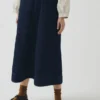 Jeans-Latz-Kleid mit aufgesetzten Taschen Jeans-Latz-Kleid mit aufgesetzten Taschen