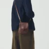 Kate Sheridan Leder-Tasche mit halbkreisförmigen Laschen Kate Sheridan Leder-Tasche mit halbkreisförmigen Laschen