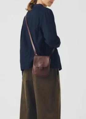 Kate Sheridan Leder-Tasche mit halbkreisförmigen Laschen
