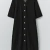 Kleid aus geknitterter Baumwolle mit Knopfleiste Kleid aus geknitterter Baumwolle mit Knopfleiste
