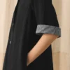 Kleid aus geknitterter Baumwolle mit Knopfleiste Kleid aus geknitterter Baumwolle mit Knopfleiste
