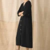 Kleid aus geknitterter Baumwolle mit Knopfleiste Kleid aus geknitterter Baumwolle mit Knopfleiste