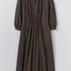 Kontrastreiches Baumwollkleid mit Smokarbeit Kontrastreiches Baumwollkleid mit Smokarbeit