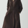 Kontrastreiches Baumwollkleid mit Smokarbeit Kontrastreiches Baumwollkleid mit Smokarbeit