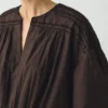 Kontrastreiches Baumwollkleid mit Smokarbeit Kontrastreiches Baumwollkleid mit Smokarbeit