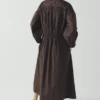 Kontrastreiches Baumwollkleid mit Smokarbeit Kontrastreiches Baumwollkleid mit Smokarbeit