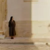Kontrastreiches Baumwollkleid mit Smokarbeit Kontrastreiches Baumwollkleid mit Smokarbeit