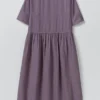 Leichtes Leinenkleid mit geraffter Taille