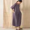 Leichtes Leinenkleid mit geraffter Taille