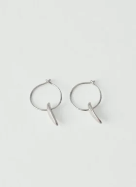 Sally Lacock – Geformte Seed-Charm-Creolen