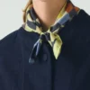 Seidenbandana mit abstraktem Stillleben