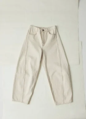 skulpturale denim hose mit nhten 1 280x385 - Skulpturale Denim-Hose mit N&auml;hten