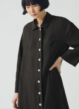 Stückgefärbtes Leinen-Hemd-Kleid mit Knöpfen