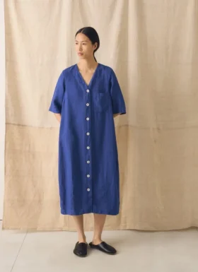 Stückgefärbtes Leinenkleid mit Knopfleiste