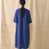 Stückgefärbtes Leinenkleid mit Knopfleiste