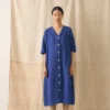 Stückgefärbtes Leinenkleid mit Knopfleiste