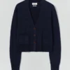 Strickjacke mit aufgesetzten Taschen aus Wolle und Leinen Strickjacke mit aufgesetzten Taschen aus Wolle und Leinen
