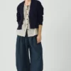 Strickjacke mit aufgesetzten Taschen aus Wolle und Leinen Strickjacke mit aufgesetzten Taschen aus Wolle und Leinen