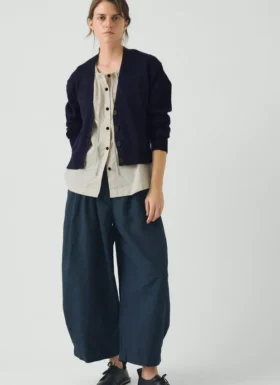 Strickjacke mit aufgesetzten Taschen aus Wolle und Leinen