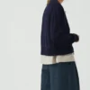 Strickjacke mit aufgesetzten Taschen aus Wolle und Leinen Strickjacke mit aufgesetzten Taschen aus Wolle und Leinen