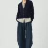 Strickjacke mit aufgesetzten Taschen aus Wolle und Leinen Strickjacke mit aufgesetzten Taschen aus Wolle und Leinen